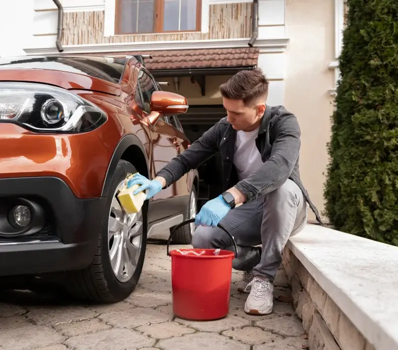 Lavage auto à domicile Montvert : professionnel intervenant sur un véhicule